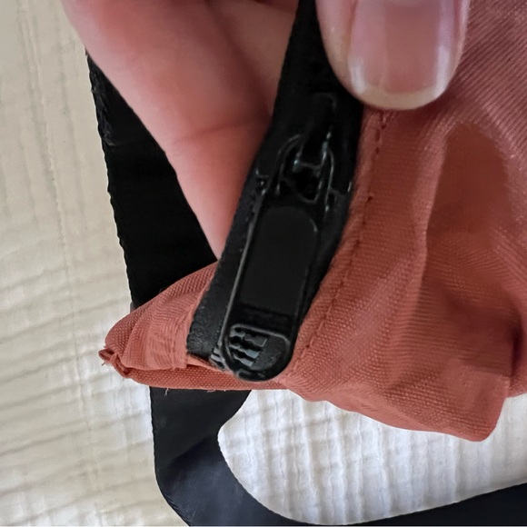 Baggu crescent in Rhubarb - Picture 7 of 7